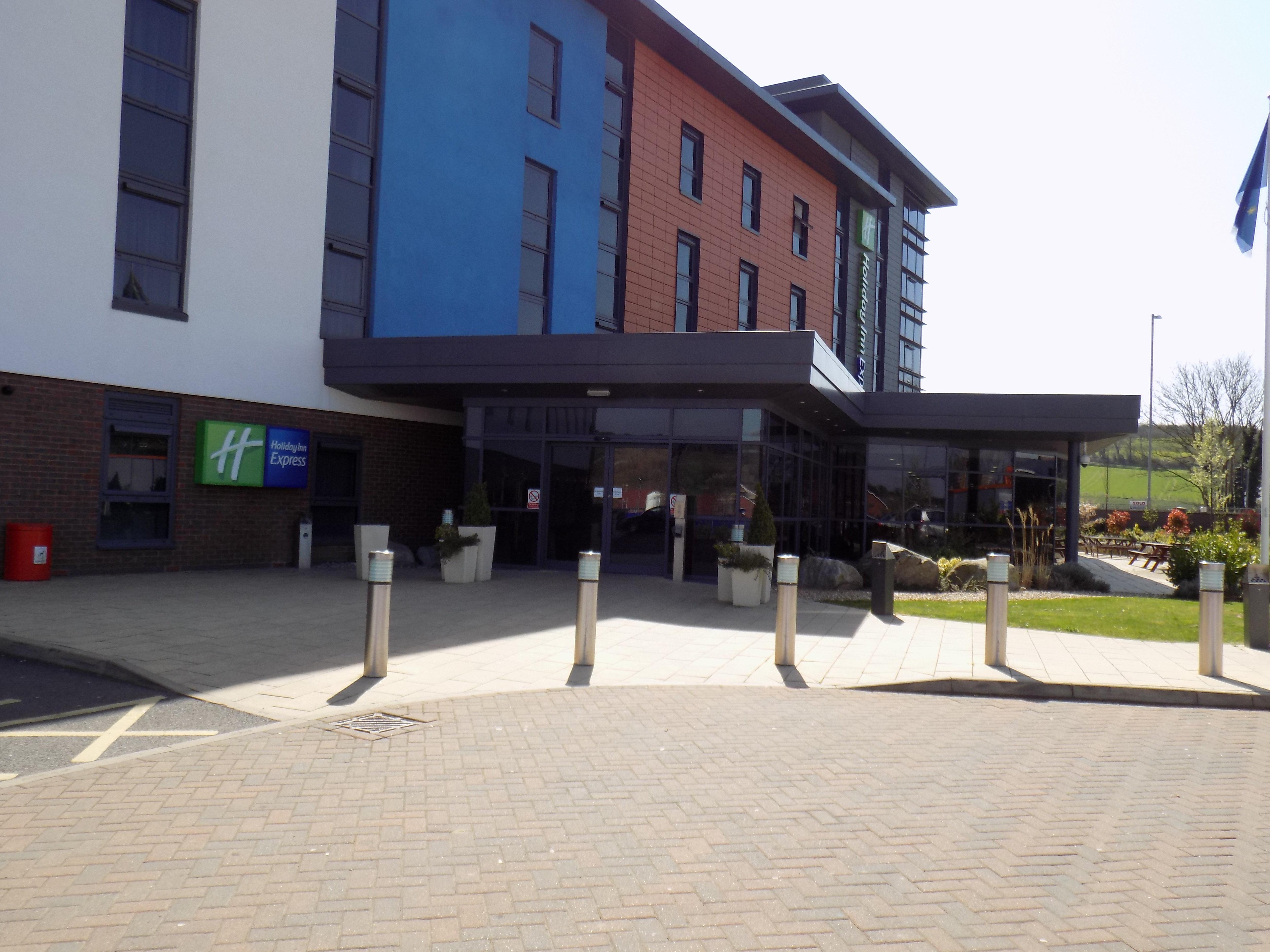 Holiday Inn Express Dunstable, An Ihg Hotel Exteriör bild