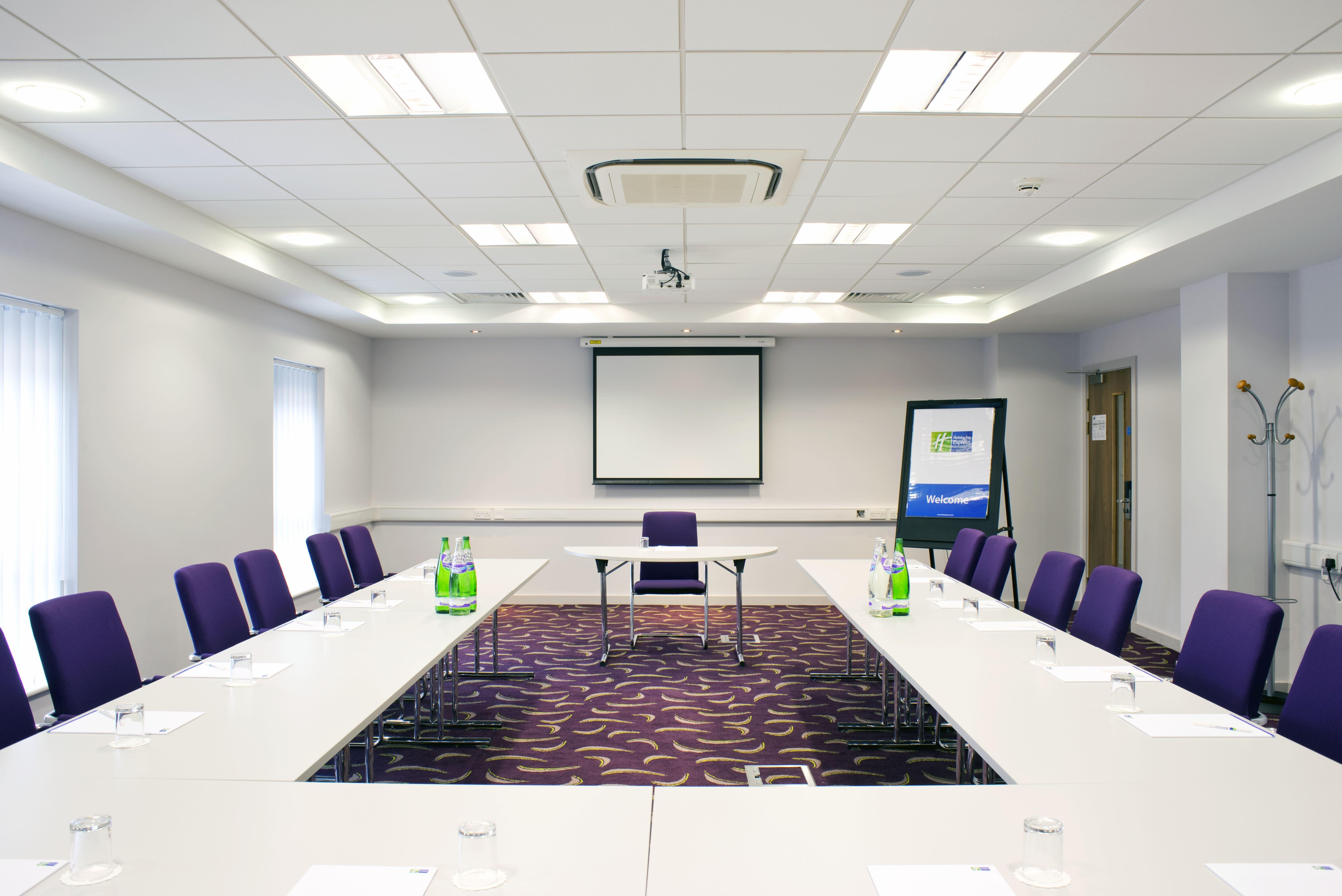 Holiday Inn Express Dunstable, An Ihg Hotel Exteriör bild