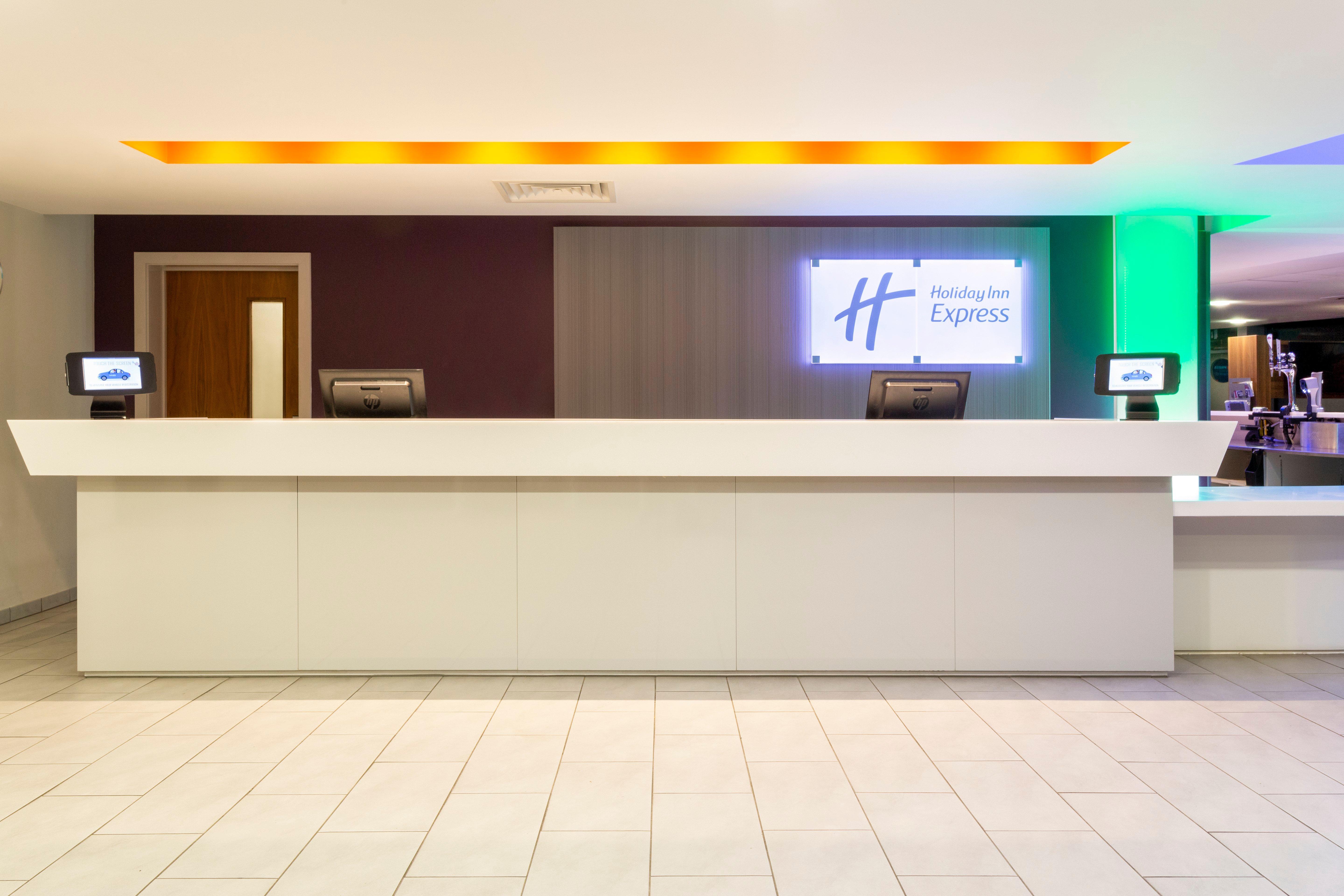 Holiday Inn Express Dunstable, An Ihg Hotel Exteriör bild