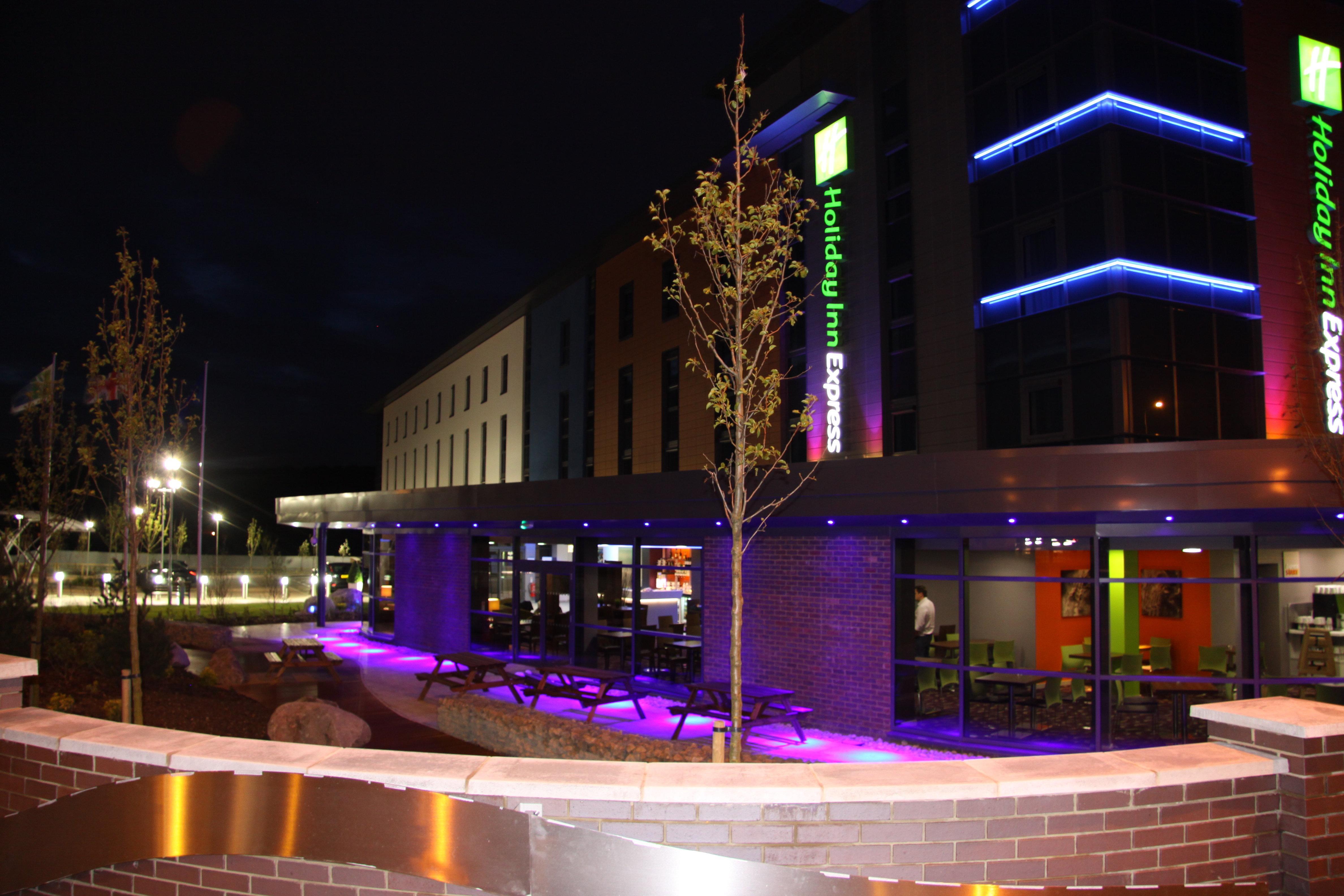 Holiday Inn Express Dunstable, An Ihg Hotel Exteriör bild